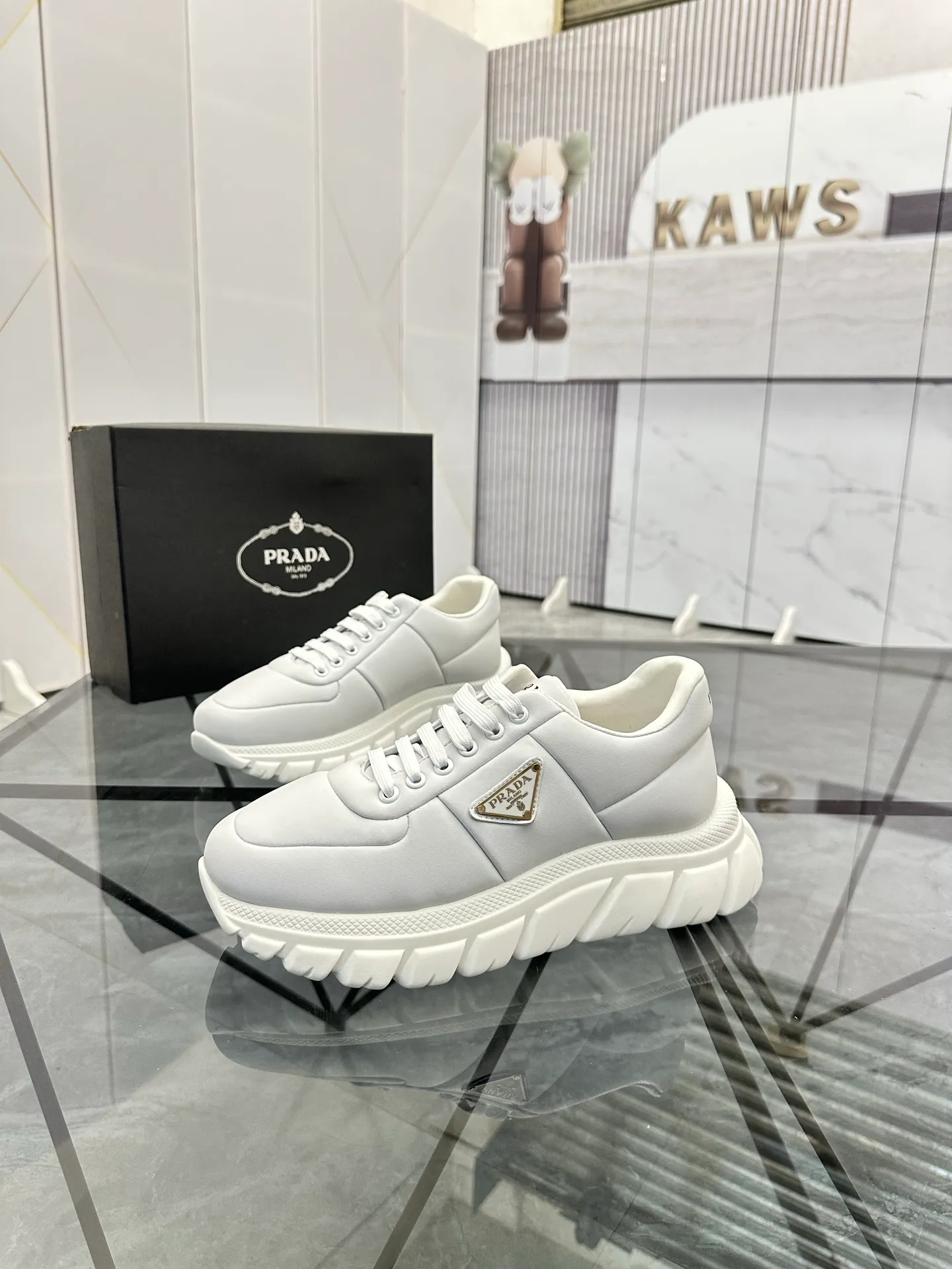 Men's shoes: 💰P460¥ Product trademark: Prada *"Prada*" low-top casual shoes Regular size: 38-44 (can be customized to 45.46) Product materials: imported cowhide upper, sheepskin lining, original outsole. Number: 835